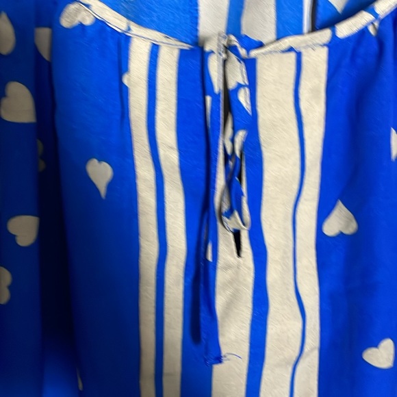 Women’s size small blue and gray Express blouse with hearts - Picture 4 of 10